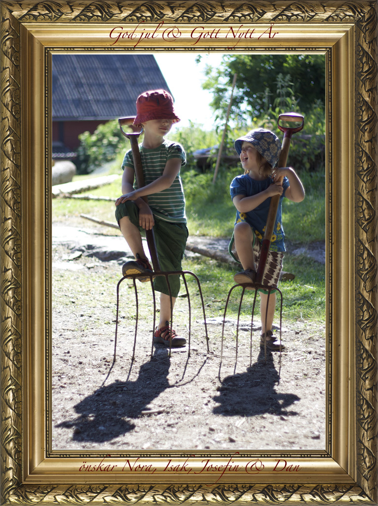 God Jul och Gott Nytt År önskar Nora, Isak, Josefin och Dan